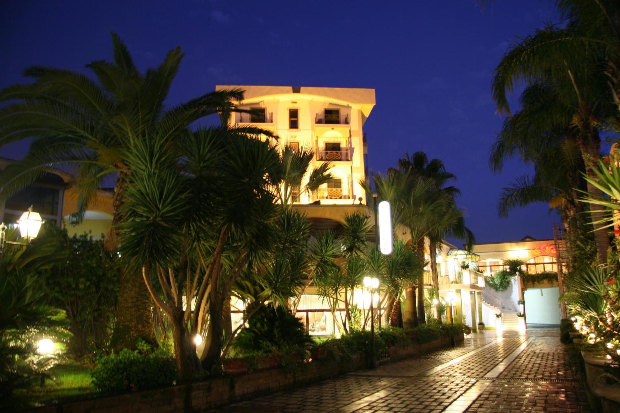 Hotel Ristorante La Lanterna Calvizzano Exterior foto
