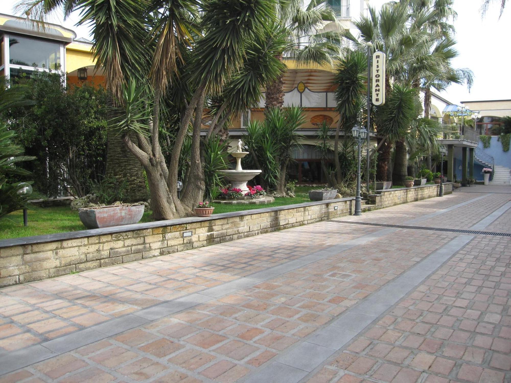 Hotel Ristorante La Lanterna Calvizzano Exterior foto