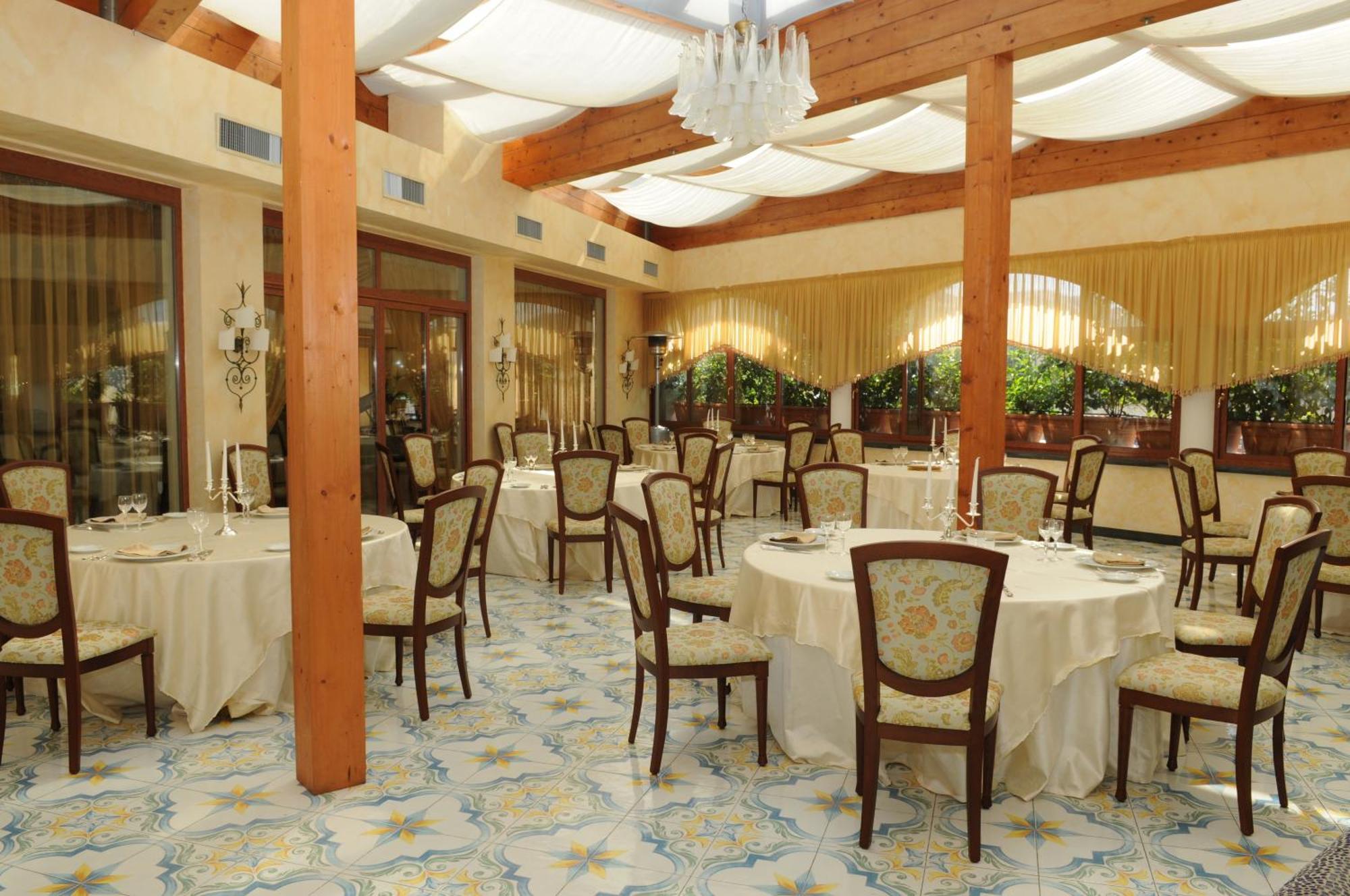 Hotel Ristorante La Lanterna Calvizzano Exterior foto