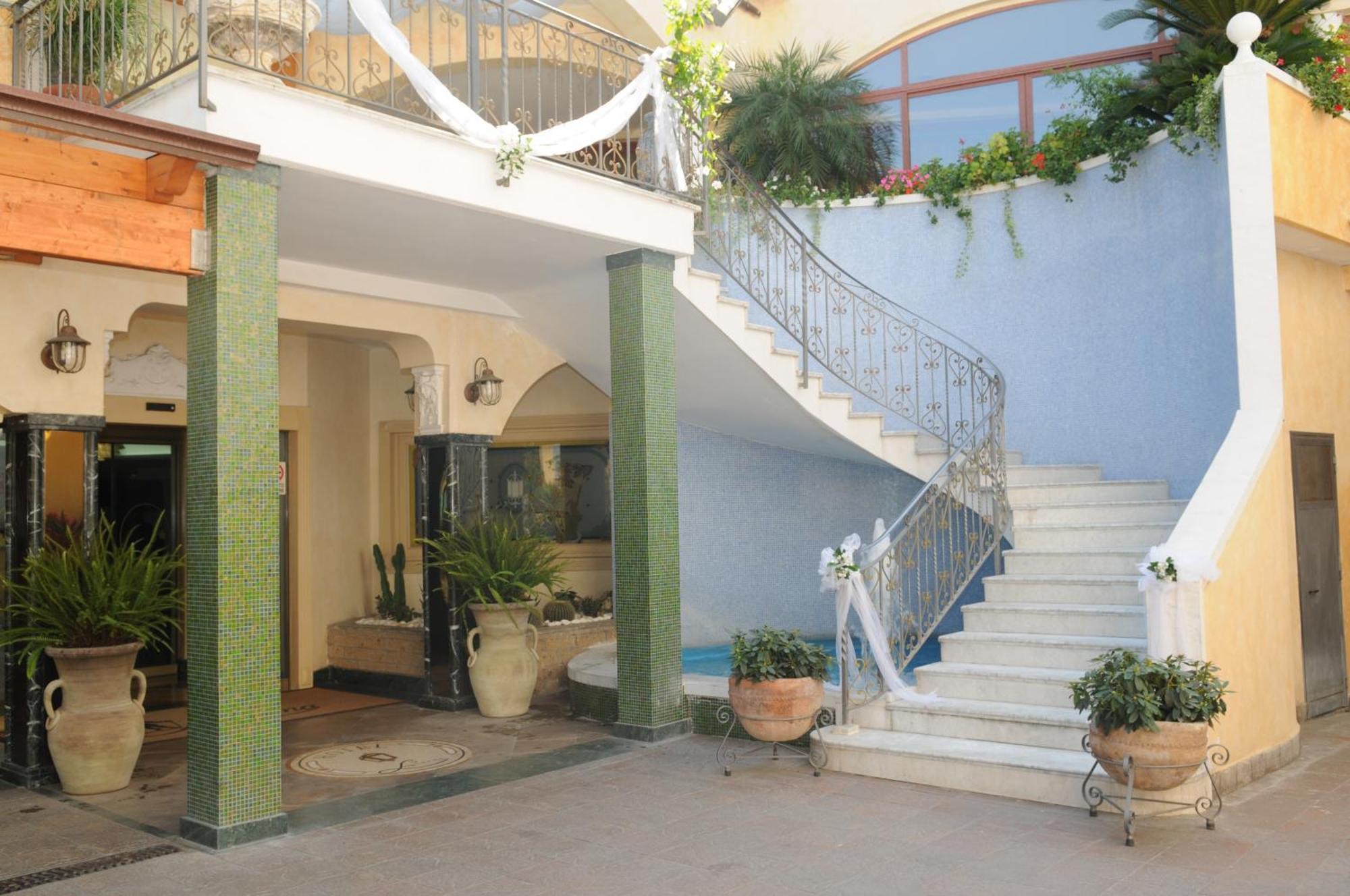 Hotel Ristorante La Lanterna Calvizzano Exterior foto